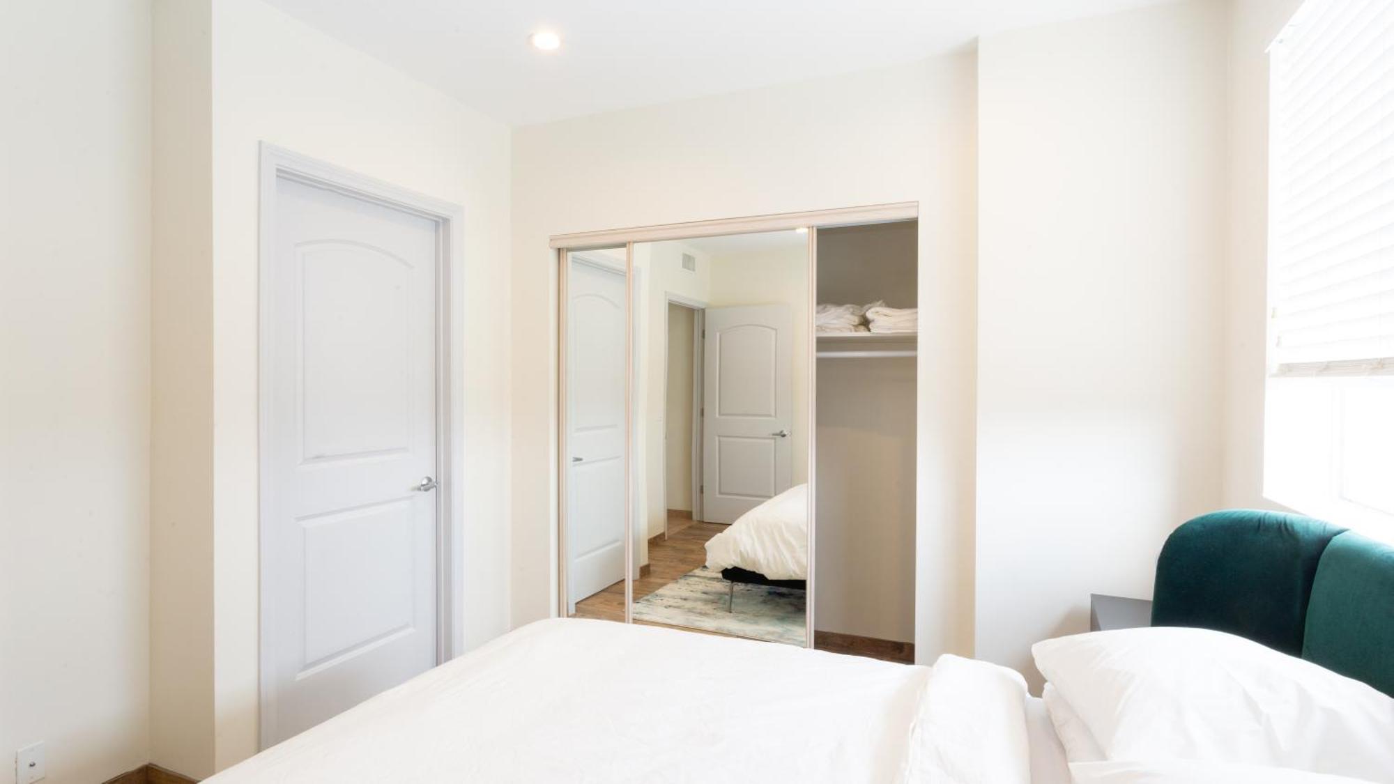 Three-Bedroom Hollywood Condo Los Angeles Exterior foto